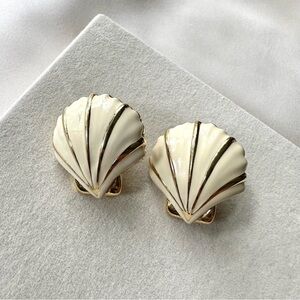 Vintage 80’s Chunky Seashell Gold White enamel